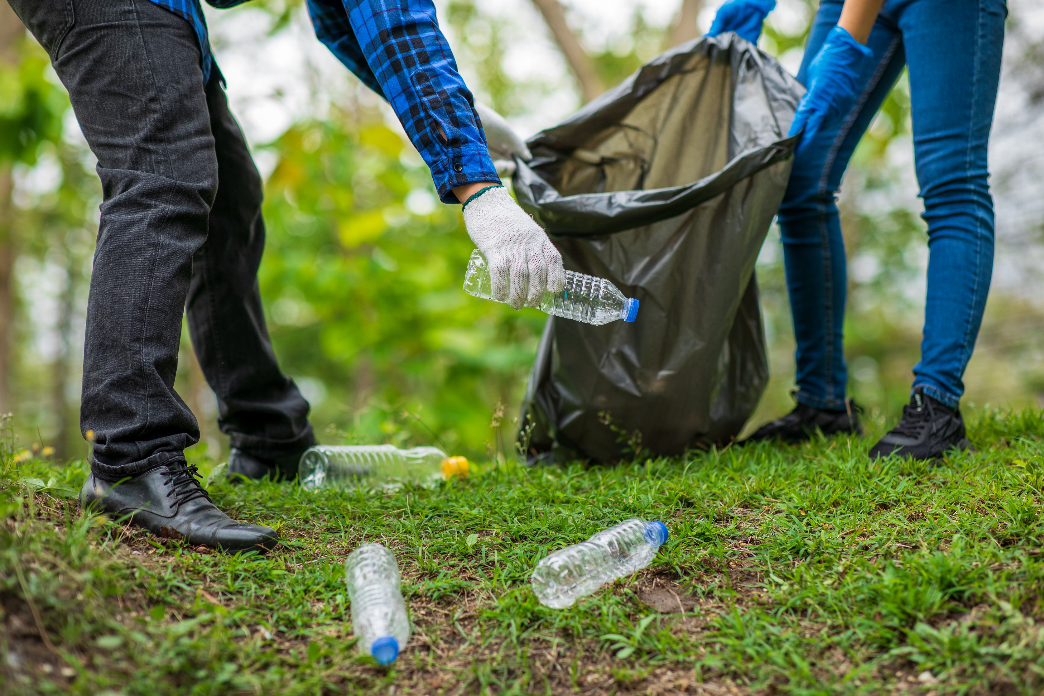 Door het gebrek aan vuilbakken komt er steeds meer zwerfvuil in de natuur terecht